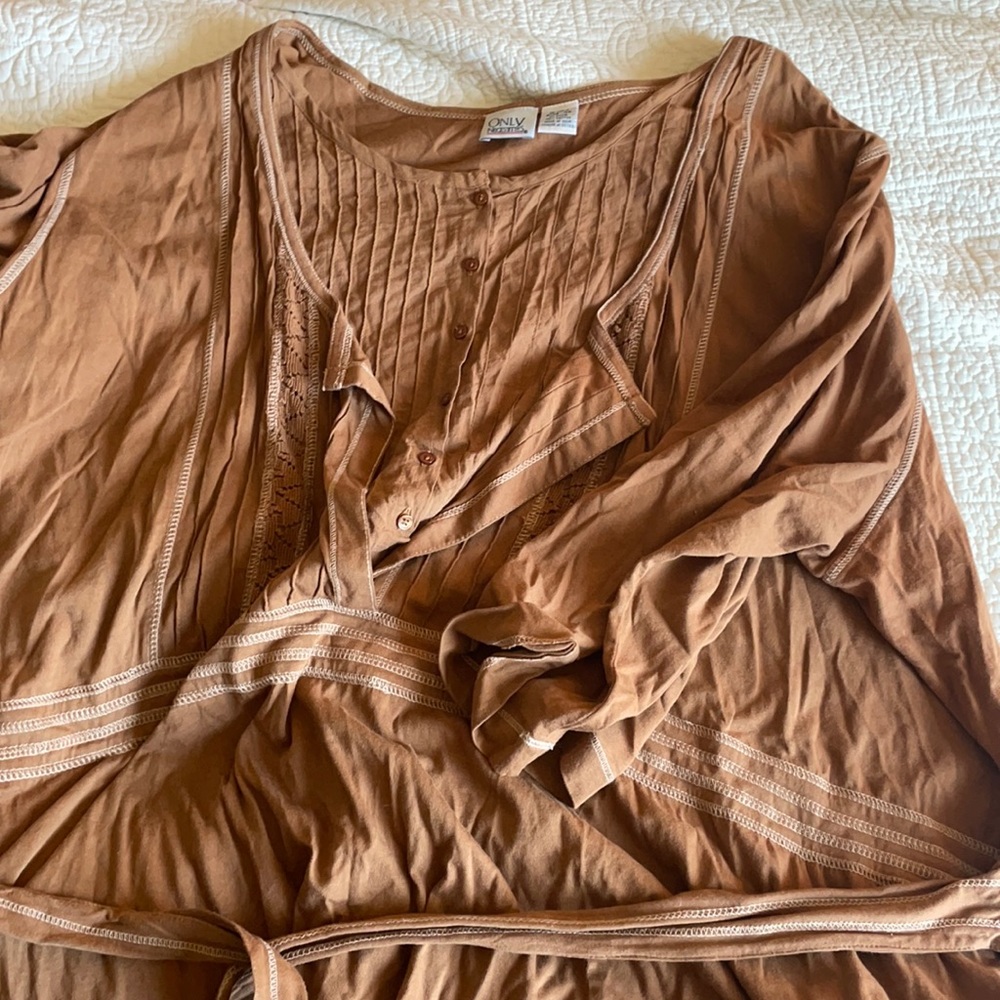 Brown 90s vintage dress with waist tie and embroidery detail. Pockets. MIDI